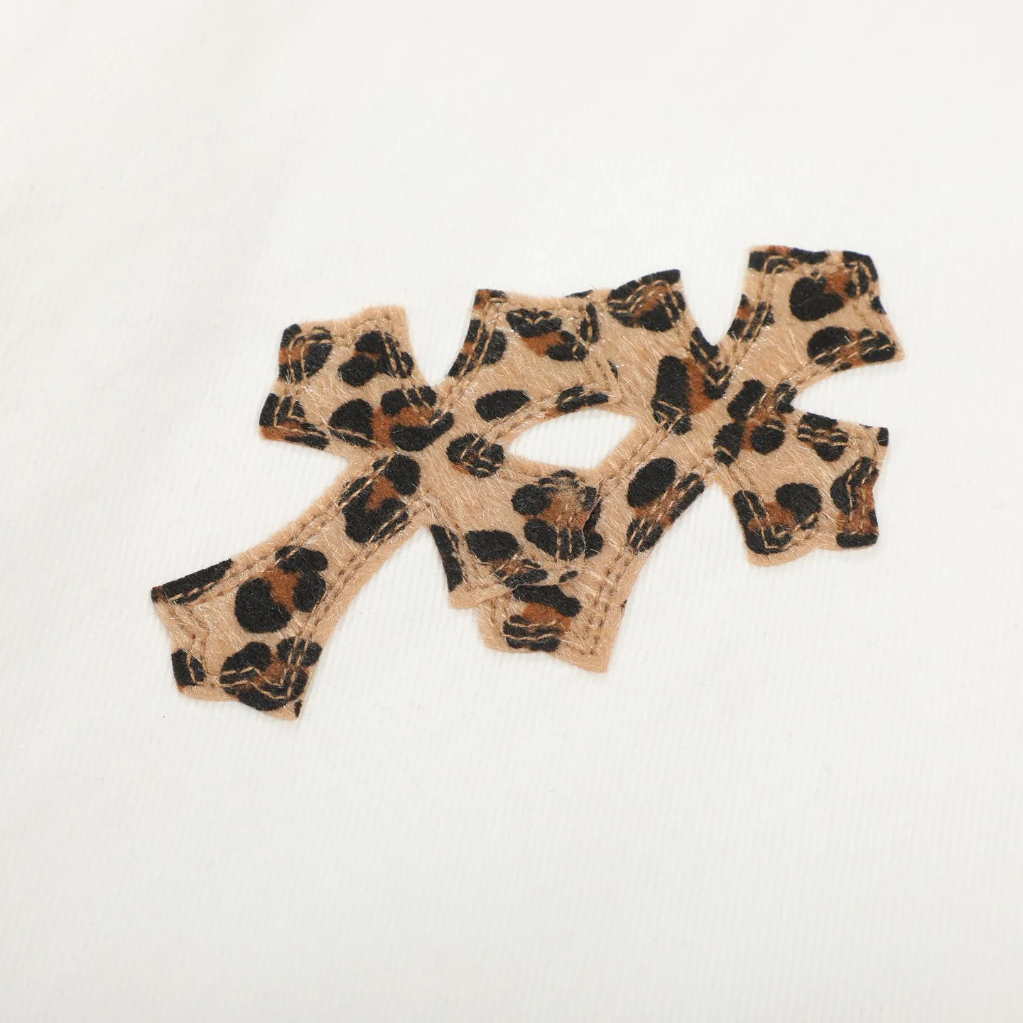 P230 💰 (Top version) Chrome Hearts/Chrome Hearts Classic white leopard print series colored leather cross washed color fabric unisex denim trousers Vibe style straight stacked god-level version Carbon fine bias denim color fabric Old vintage full set of hardware - Chrome Hearts white cow series The high version uses high-ounce custom fabrics, fermentation washing and soft color fixation, soft and thick to wear. The details are all made by hand-polished craftsmanship. Full-print jacquard fabric Unique design style. Through multiple processes to create a full retro feel. Unique niche non-contrast shirt. Customized distressed spray-painted buttons. Craftsmanship in every detail. Color: white leopard print. Size: 28-30-32-34 (corresponding to S-M-L-XL).